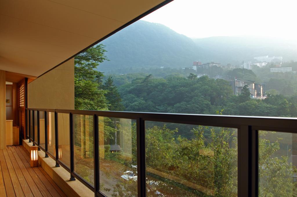 Hakone Tokinoshizuku Otel Dış mekan fotoğraf A glass balustrade