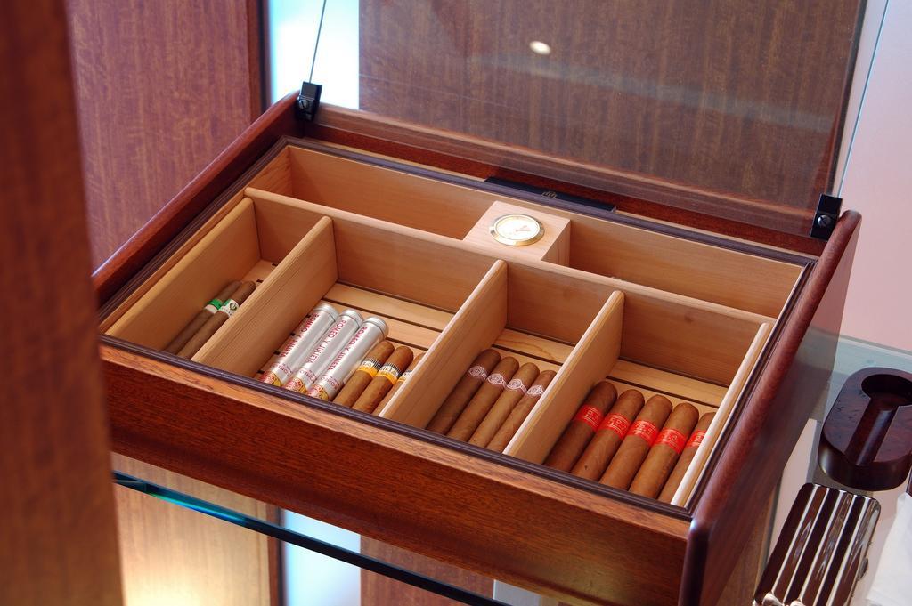 Hakone Tokinoshizuku Otel Dış mekan fotoğraf A cigar humidor