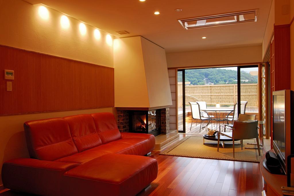 Hakone Tokinoshizuku Otel Oda fotoğraf A living room with a fireplace